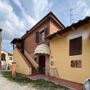 APPARTAMENTI IN CASA RUSTICA CON RESEDE